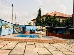 2 สระว่ายน้ำในร่ม