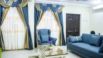 Comfort Apartment, Balcony, Pool View | Living area