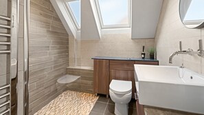 Shower, hair dryer, towels - Tackley House - pet friendly near Oxford (Near Oxford)