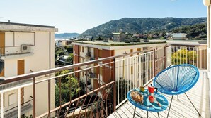 Ein Balkon mit Blick auf Stadt und Hügellandschaft.