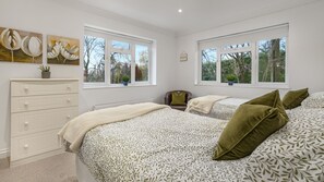 4 bedrooms, desk, iron/ironing board, travel crib - The Nait - Riverside, ground floor bedroom, Evesham (Evesham)