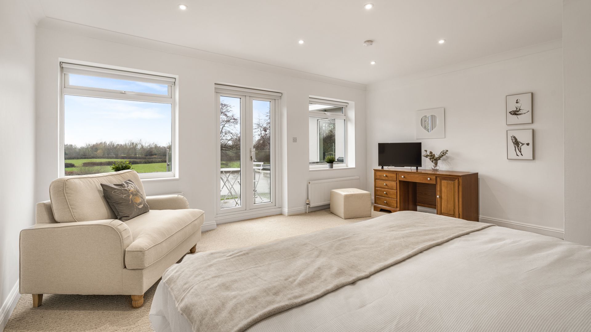 4 bedrooms, desk, iron/ironing board, travel crib