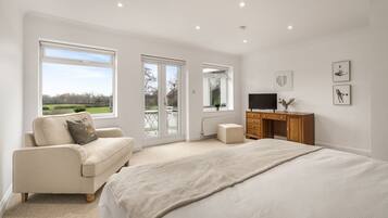 4 bedrooms, desk, iron/ironing board, travel crib