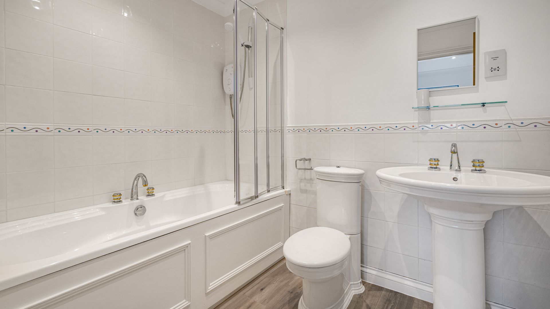 Een badkamer met een bad, een toilet en een wastafel.