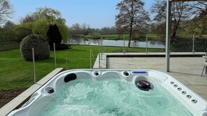 Outdoor spa tub - The Nait - Riverside, ground floor bedroom, Evesham (Evesham)