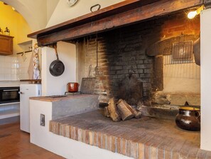 Micro-ondes, lave-vaisselle, chaise haute