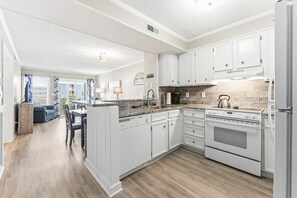 Fridge, microwave, oven, stovetop - Pelicans Landing 213 3 BR Beach/Pool (Myrtle Beach)