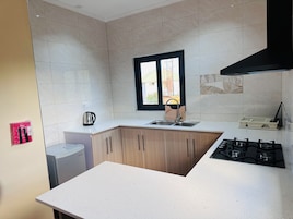 Apartamento Confort, balcón, vistas parciales al mar | Cocina privada