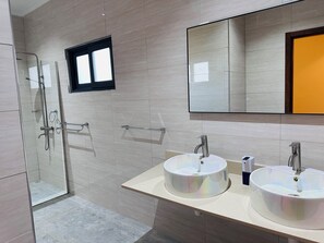 Comfort Apartment, Balcony, Partial Ocean View | Bathroom - Sren Self-Catering Apartment (Victoria)