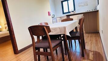 Comfort Apartment, Balcony, Partial Ocean View | Dining