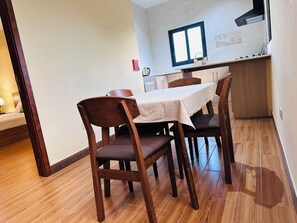 Comfort Apartment, Balcony, Partial Ocean View | Dining - Sren Self-Catering Apartment (Victoria)