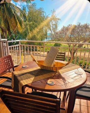 Outdoor dining - APT GWACAM 4p VUE MER VILLAGE VAC STE ANNE LE HELLEUX (Sainte-Anne)