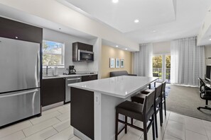 Interior - Beach Time Deluxe Bedroom Getaway (Miami)