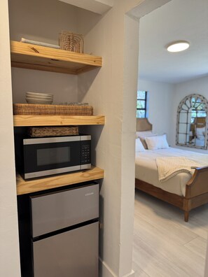 1 bedroom, WiFi, bed sheets - Private Guest Suite - 5 Min to Downtown Naples & Beach (Naples)