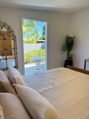 1 bedroom, WiFi, bed sheets - Private Guest Suite - 5 Min to Downtown Naples & Beach (Naples)