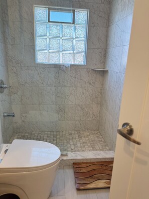 Hair dryer, towels, soap, toilet paper - Private Guest Suite - 5 Min to Downtown Naples & Beach (Naples)