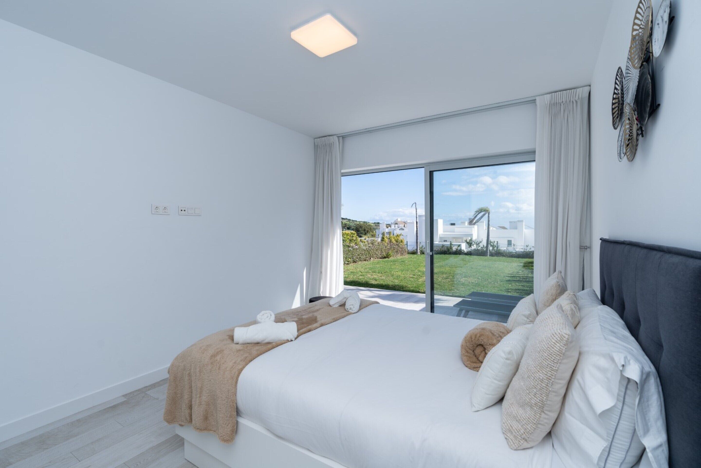 2 عدّة غرف نوم ومكواة/لوح كي