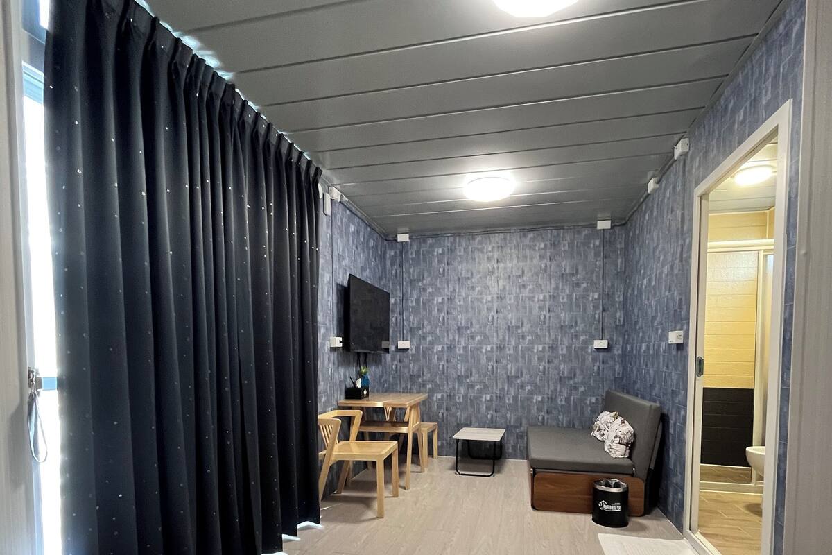 Phòng 4 tiện nghi đơn giản, quang cảnh sân vườn