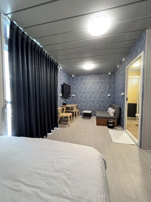 Phòng 4 tiện nghi đơn giản, quang cảnh sân vườn