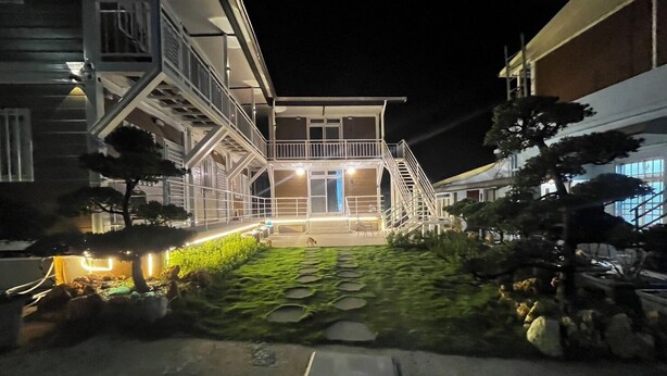 A building with a central courtyard, a staircase, and a door leading to the entrance. - Overseas Ryukyu studies Homestay (Liuqiu)