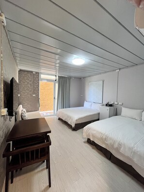 Phòng 4 tiện nghi đơn giản, quang cảnh sân vườn