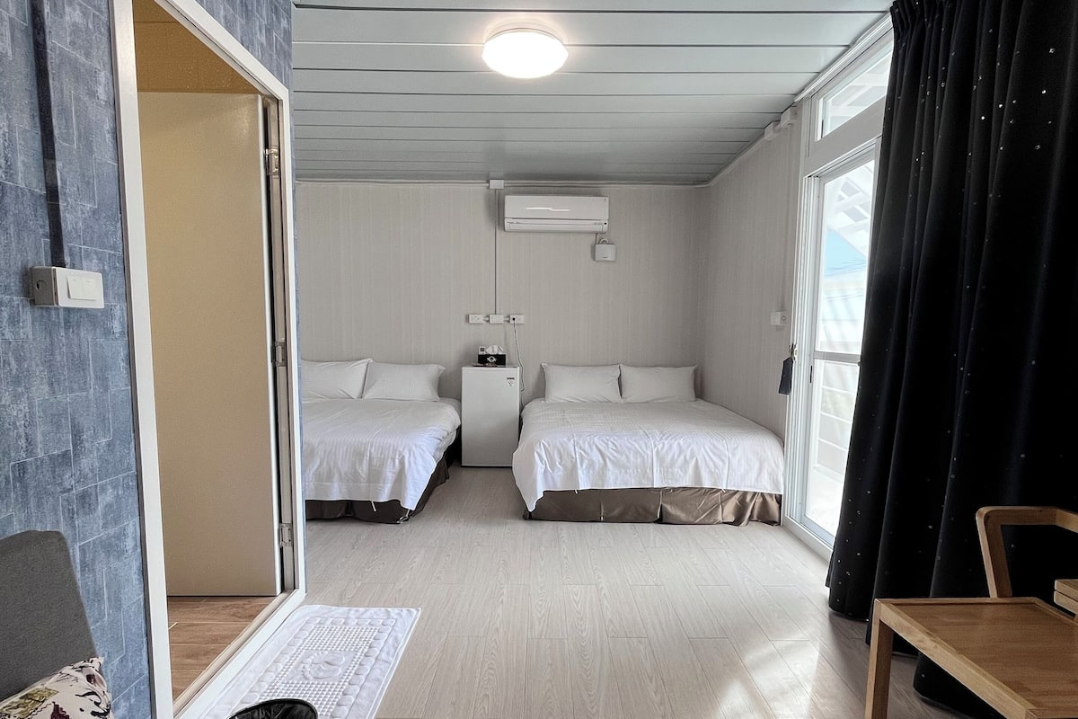 Comfort-Vierbettzimmer, Blick auf den Innenhof | Schreibtisch, laptopgeeigneter Arbeitsplatz, kostenloses WLAN