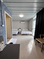 Habitación cuádruple Confort, vistas al patio | Escritorio, espacio para trabajar con un portátil, wifi gratis