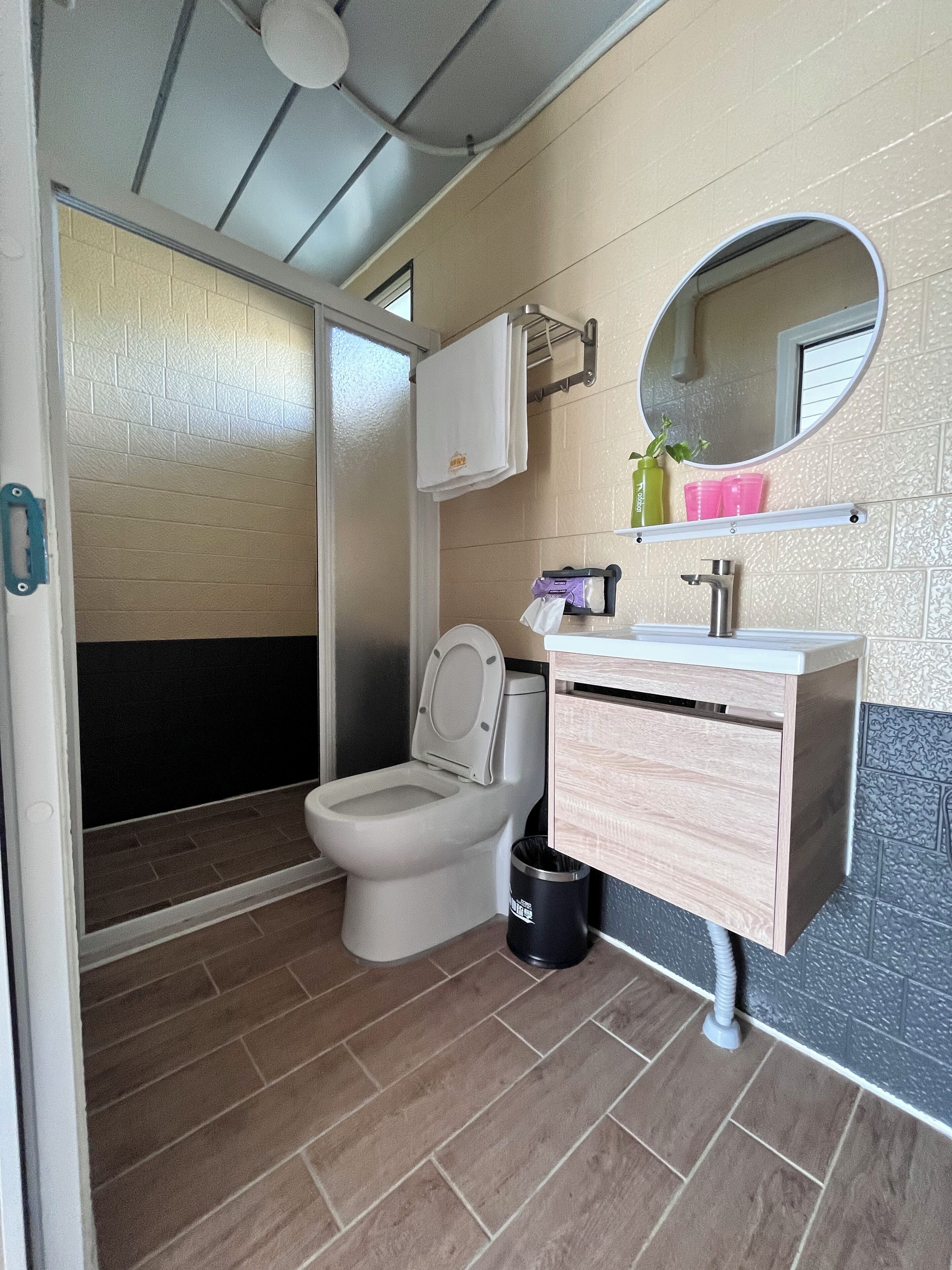 Comfort Double Room | Bathroom | Shower, free toiletries, hair dryer, towels
