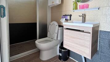 Comfort Double Room | Bathroom | Shower, free toiletries, hair dryer, towels