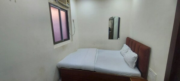 Basic Double Room - Hotel New Churchgate (Mumbai)