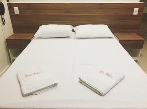 Quarto casal, 1 cama de casal | Espaço de trabalho para notebook, Wi-Fi de cortesia