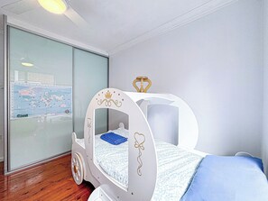 4 bedrooms, iron/ironing board, WiFi, bed sheets
