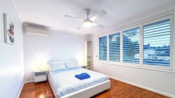 4 bedrooms, iron/ironing board, WiFi, bed sheets