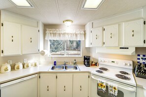 House (3 Bedrooms) | Interior - Pond & Mountain Views! Family Retreat in Peshastin (Peshastin)