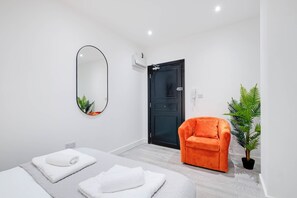 1 bedroom, iron/ironing board, WiFi, bed sheets - Luxurious 1 Bed Serviced Apt. 04 with Wi-Fi (Corby)
