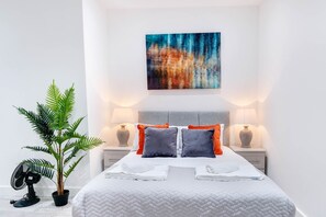 1 bedroom, iron/ironing board, WiFi, bed sheets - Luxurious 1 Bed Serviced Apt. 04 with Wi-Fi (Corby)