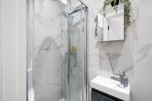 Shower, hair dryer, towels, soap - Luxurious 1 Bed Serviced Apt. 04 with Wi-Fi (Corby)