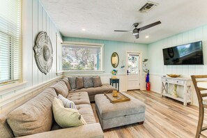 Cottage (2 Bedrooms) | Interior - 'vintage Mermaid Cottage' 4 Mi to Siesta Key Beach (Sarasota)