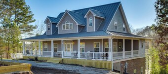 On-site Lake Access: Serene Waterloo Getaway