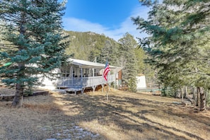 A cabin with a porch, surrounded by pine trees and a mountain backdrop. - Steps to Lake Isabel & Trails! Mtn-view Hideaway (Rye)