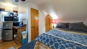 A compact room with a kitchenette, a bed with patterned bedding, and a ceiling fan. - 3 Mi to UD & Kettering Health! Suburban Stay (Dayton)