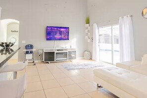 Een smart-tv, een open haard, videogames en een tafeltennistafel