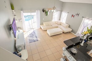 Smart TV, fireplace, video games, ping pong - Spacious 6 Bdrm 4 Bths  Sleep 16, Private Pool, Theater Rm, Game Rm in Davenport (Davenport)