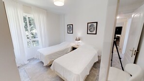 Apartment - Modern Sea-side Apartment for 6 (Marbella)