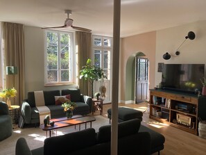 Living area - A Toulouse woman of character (Lavernose-Lacasse)
