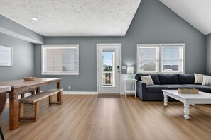 Casa, 3 habitaciones | Área de sala de estar | Smart TV 