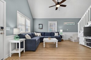 Casa, 3 habitaciones | Área de sala de estar | Smart TV 