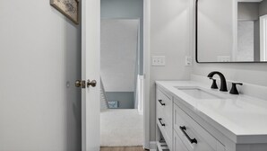House, 3 Bedrooms | Interior - Luna By The Sea / 238 Brunswick Ave West 3 Bedroom Home (Supply)