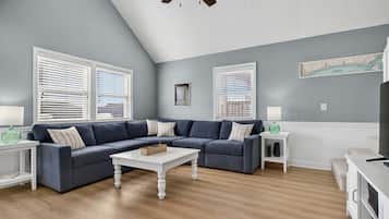 Casa, 3 habitaciones | Área de sala de estar | Smart TV