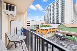 Property grounds - 2-bedroom apartment in lovely Honolulu with AC for your stay (Honolulu)